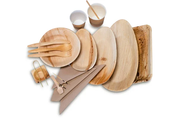 Fából készült, eldobható edények és tányérok készlet, evőeszköz piknikkel — Stock Fotó