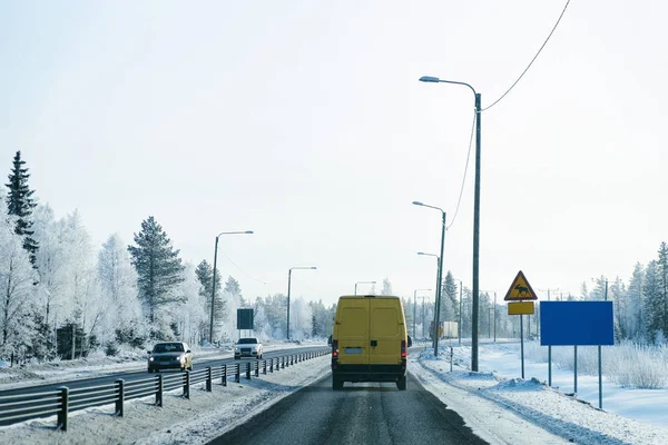 Mini furgoneta en Snowy forest Winter Road en Finlandia —  Fotos de Stock
