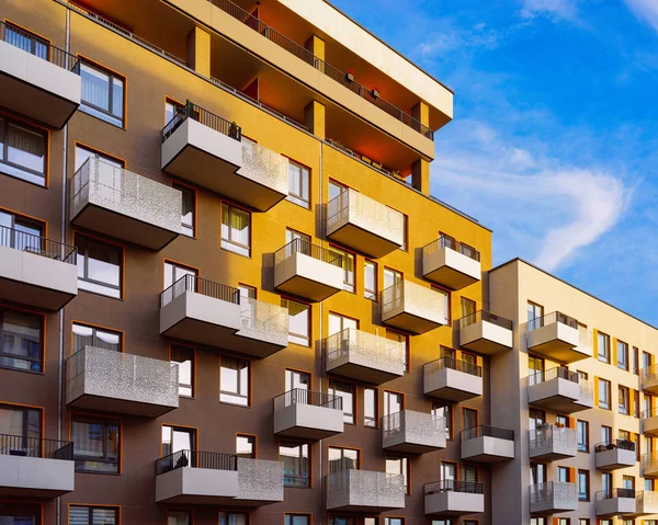 Balkony kamienicy nowoczesnej architektury budownictwa mieszkaniowego — Zdjęcie stockowe