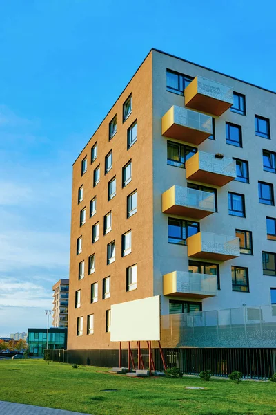 Appartement immeuble résidentiel moderne avec concept d'installations extérieures — Photo