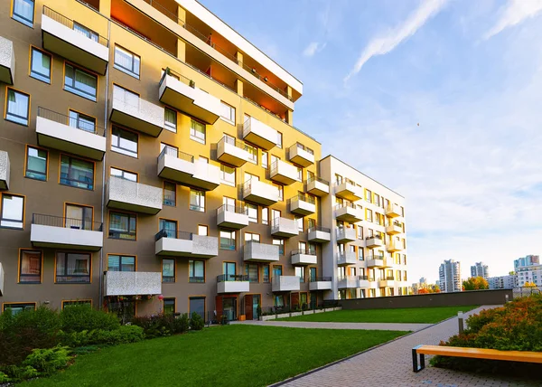 Wohnung Wohn modernes Haus und Haus Gebäude Außenanlagen Konzept — Stockfoto