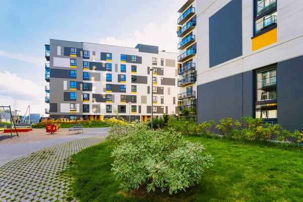 Apartamento residencial nuevo edificio de casa plana con parque infantil — Foto de Stock