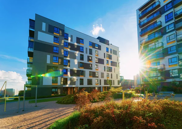 Nuevo apartamento residencial edificio de casa plana con niños parque infantil sol — Foto de Stock