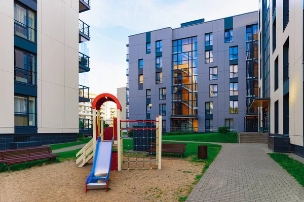 Nuevo apartamento residencial moderno edificio de casa plana y parque infantil — Foto de Stock