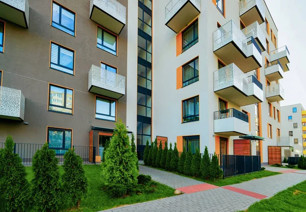 아파트 주거 현대 주택 건물 외관과 울타리 개념 — 스톡 사진