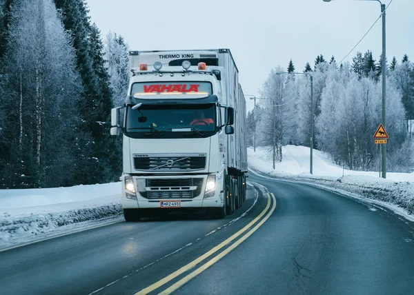 Camión en la carretera nevada de invierno de Finlandia Laponia UE — Foto de Stock