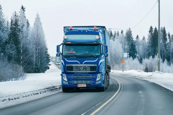Camión en la carretera nevada de invierno de Finlandia Laponia UE — Foto de Stock