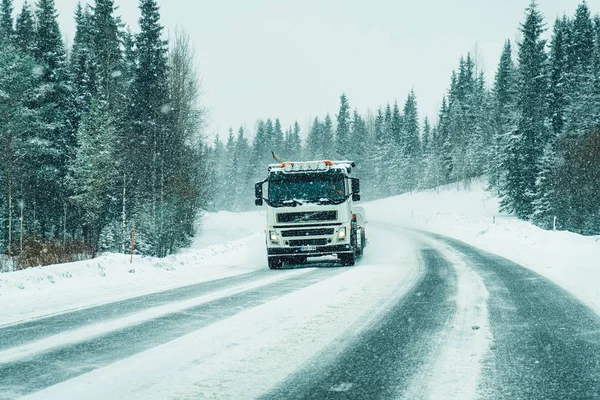 卡车在雪冬季路在芬兰拉普兰尤 — 图库照片