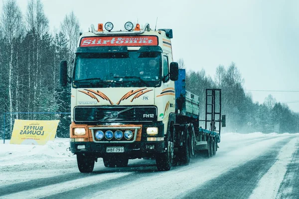 Camión en invierno nevado carretera Finlandia en Laponia UE — Foto de Stock