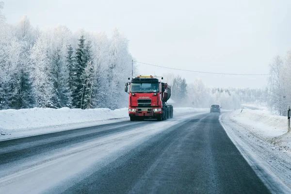 Lastebil på Snowy vintervei i Finland Lappland EU – stockfoto