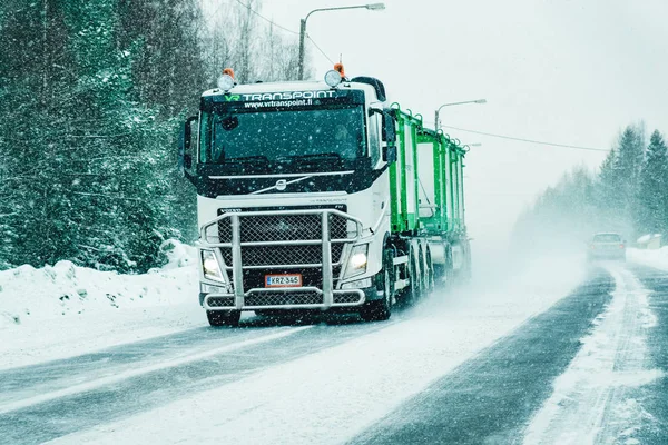 Грузовик в снежной зимней дороге в Финляндии в Лапландии EU — стоковое фото