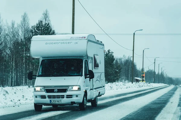 冬のEUの道路でロヴァニエミキャラバンRv — ストック写真