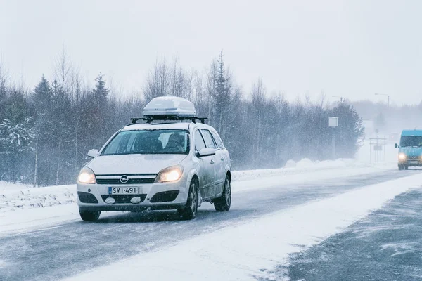 Car with roof rack winter snowy road Rovaniemi EU — Stock Photo, Image