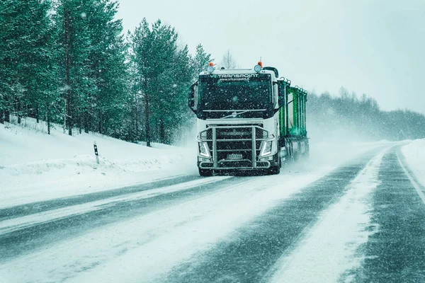 Грузовик на зимней снежной дороге в Финляндии в Лапландии EU — стоковое фото