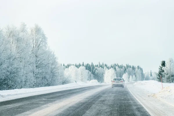 Landschap met auto in de weg bij besneeuwde winter Lapland — Stockfoto