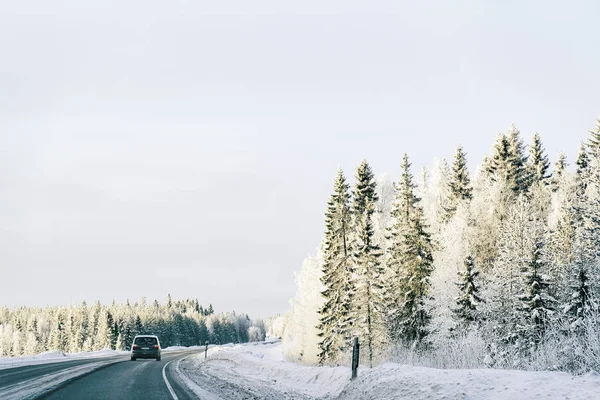 Landschap van auto in de weg bij besneeuwde winter Lapland — Stockfoto