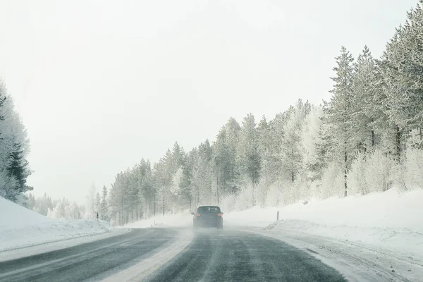 Paisaje con coche en carretera en invierno nevado Laponia —  Fotos de Stock