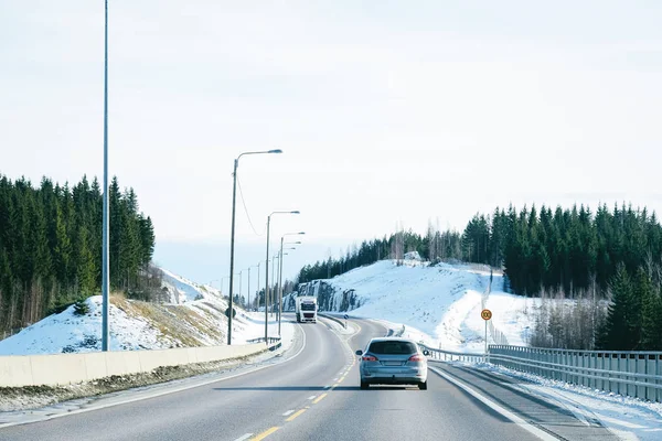 Paisaje y coche en carretera en invierno nevado Laponia — Foto de Stock