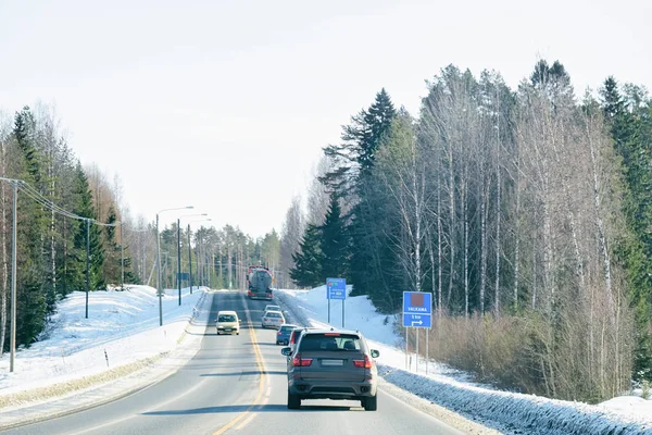 Paisaje y coche en carretera en invierno nevado Laponia —  Fotos de Stock