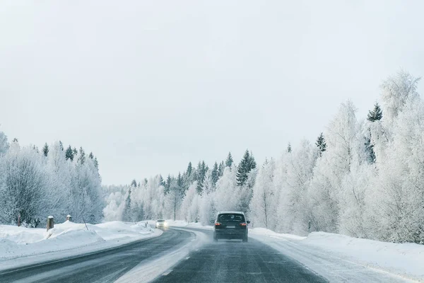 Landschap met auto op de weg in besneeuwd winter Lapland — Stockfoto