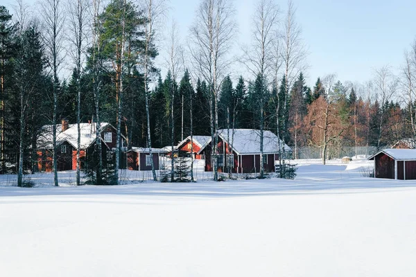 Village Cottage e Inverno nevado Finlândia — Fotografia de Stock