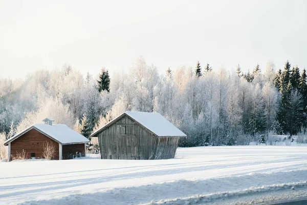 Huisje in besneeuwde winter Finland — Stockfoto
