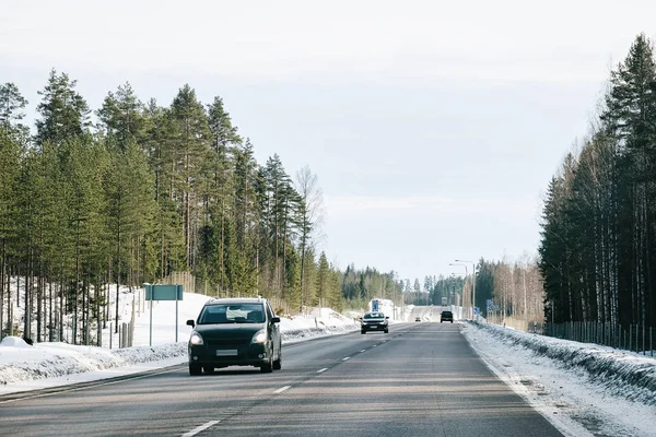 Пейзаж и автомобиль на дороге в снежной зимней Лапландии — стоковое фото
