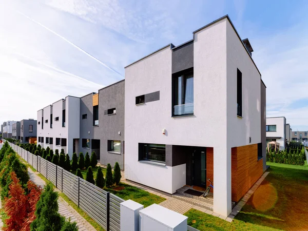 Apartamento casa residencial edifício complexo com portão de luz do sol — Fotografia de Stock