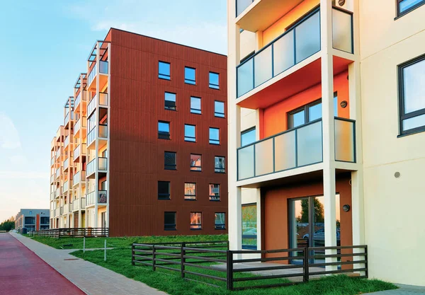 Apartamento casa residencial complejo de edificios con puerta — Foto de Stock