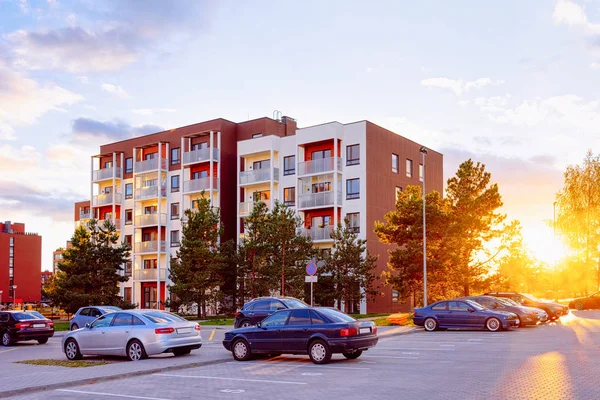Apartamento casa e casa edifício residencial complexo rua estacionamento — Fotografia de Stock
