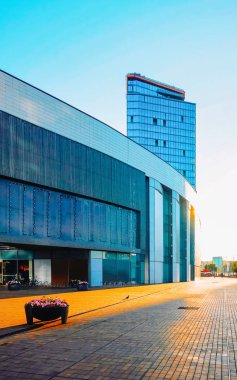 Gün batımında modern çelik cam gökdelenler ile Eu Street görünümü
