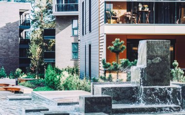 Apartmanların mimari kompleksinde Avrupa Çeşmesi