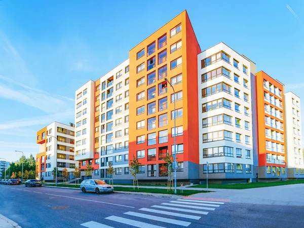 Appartamento EU home residenziale edificio complesso strada parcheggio — Foto Stock