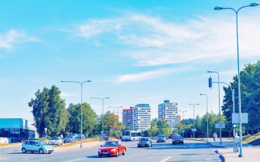 Ab Caddesi'nde araba ve konut binaları ile yol görünümü