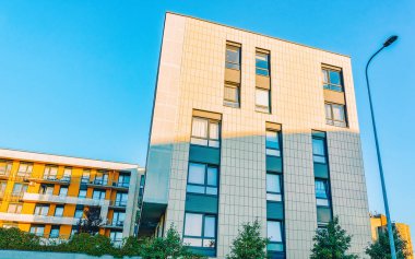 Açık hava tesisleri ile yeni apartmanlarda Ab Ağaçlar