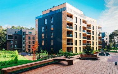 Apartmanın mimari kompleksinde AB Çam ağacı