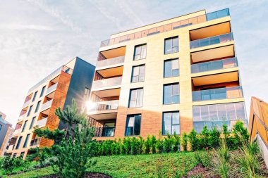 Konut ların Modern mimari kompleksinde çam ağaçları Avrupa Birliği