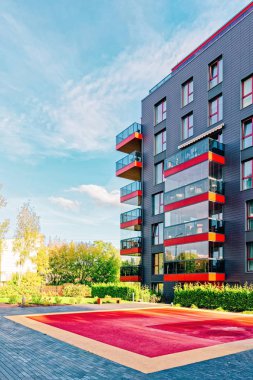 Modern cam konut apartman ve huş ağaçları