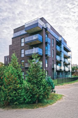 Konut binasının modern cam mimarisi Avrupa Birliği