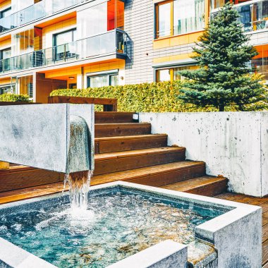 Dekoratif çeşme ve Modern konut kompleksinin