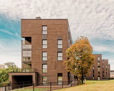 Cam mimari garaj ve modern apartman