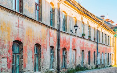Eski evler ve arnavut kaldırımlı Eski Şehir Vilnius ile Eu Street