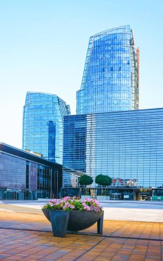 Modern çelik cam gökdelen mimarisi ab street görünümü