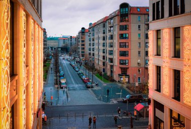 Berlin'deki Alışveriş Merkezi alışveriş merkezinden akşam caddesine bak
