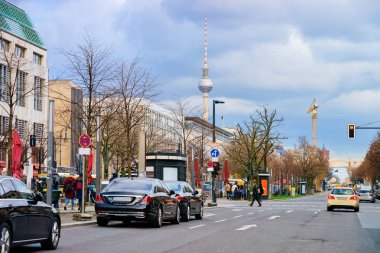 Unter den Linden Berlin yolda araba trafiği