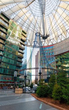 Potsdamer Plat Sony Center modern binada Noel Ağaçları