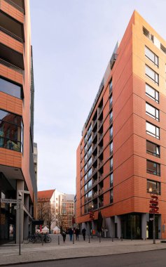 Potsdamer Platz modern mimarisi ile Sokak