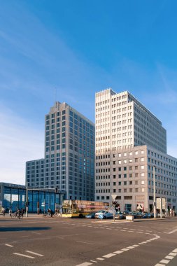 Karayolu araba trafiği ve insanlar Bahnhof Potsdamer Platz