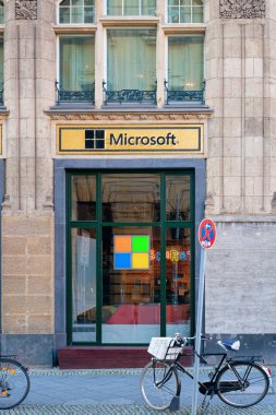 Modern bina Berlin'de park edilmiş bisiklet