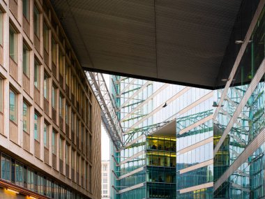 Berlin Modern cam gökdelenler Çatı